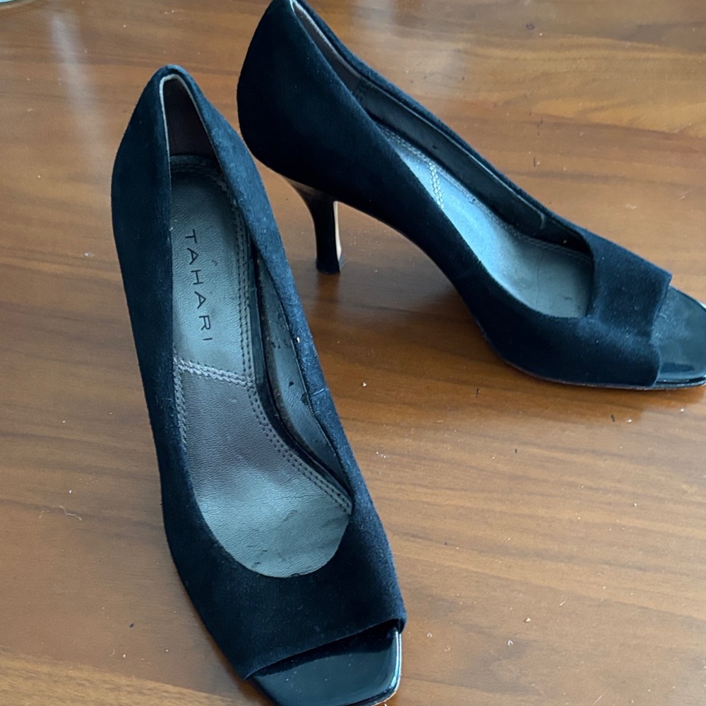 Tahari Black Suede Open-Toe Pumps Size 6 - Picture 2 of 6